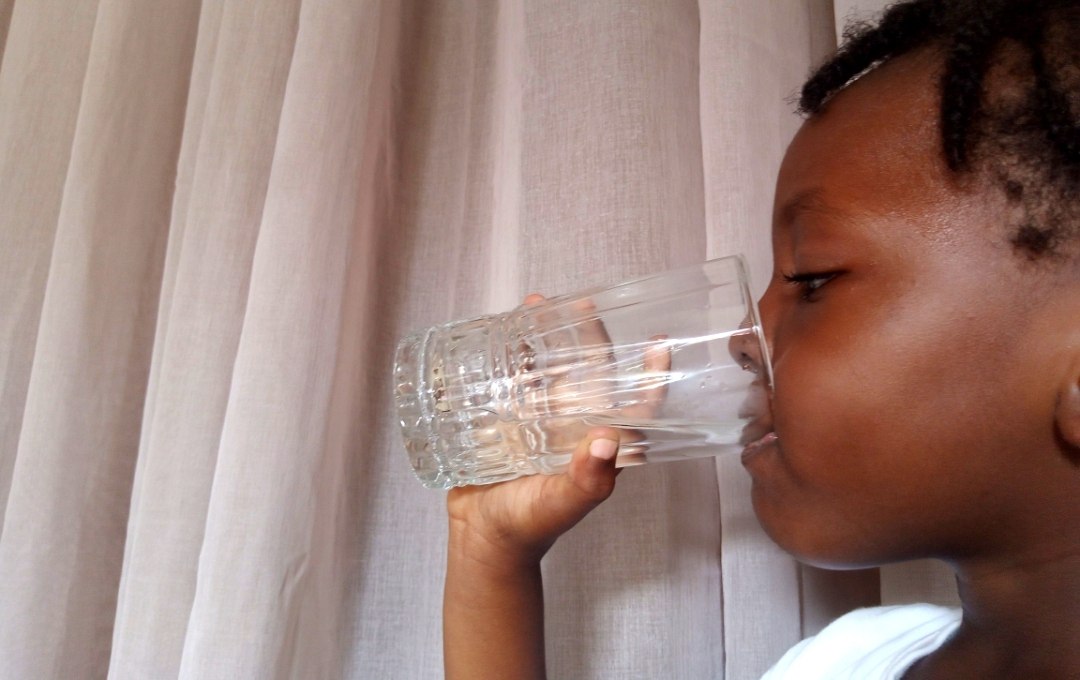 Niño bebiendo un vaso de agua