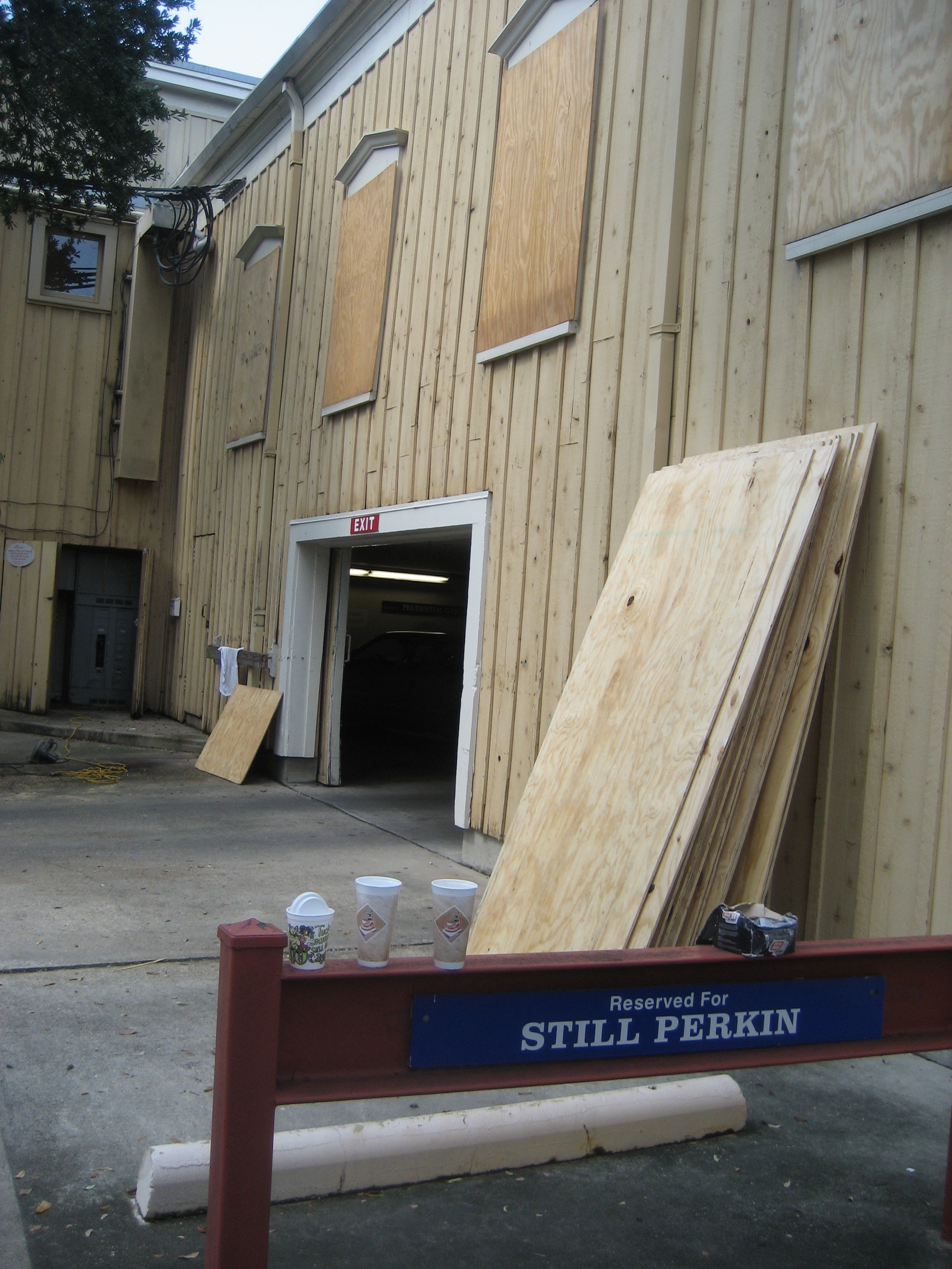 Tablones de madera preparados para proteger ventanas antes de un huracán