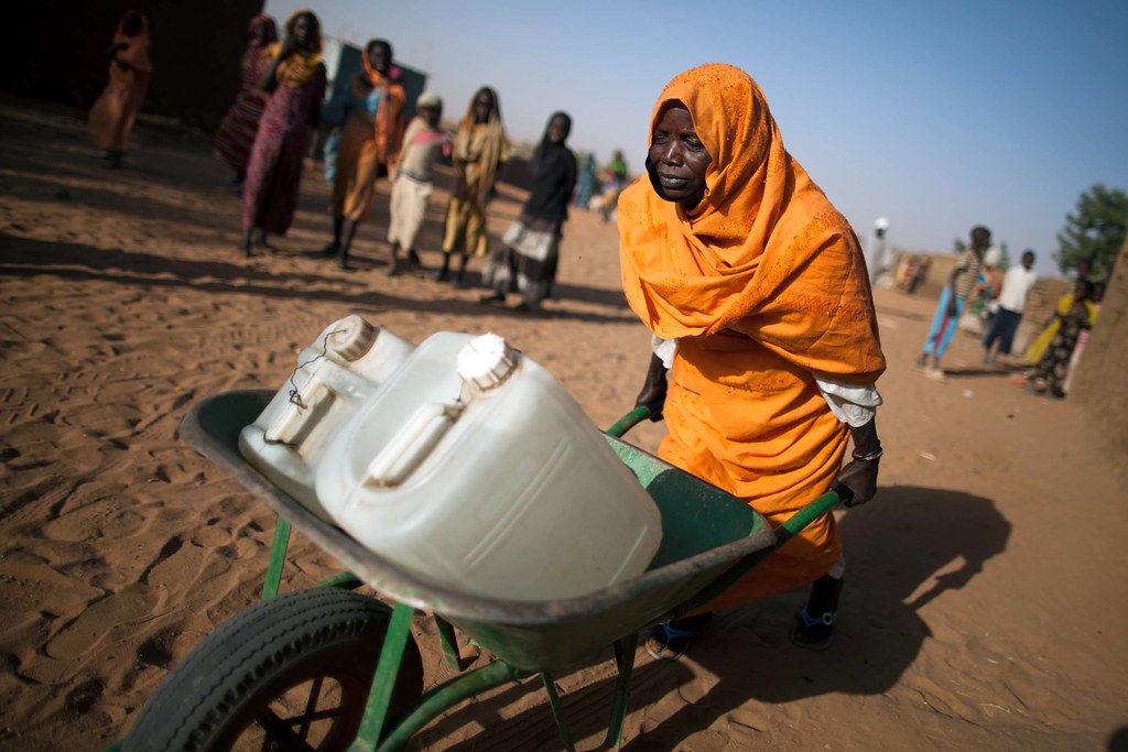 Personas recogiendo agua en bidones durante una escasez