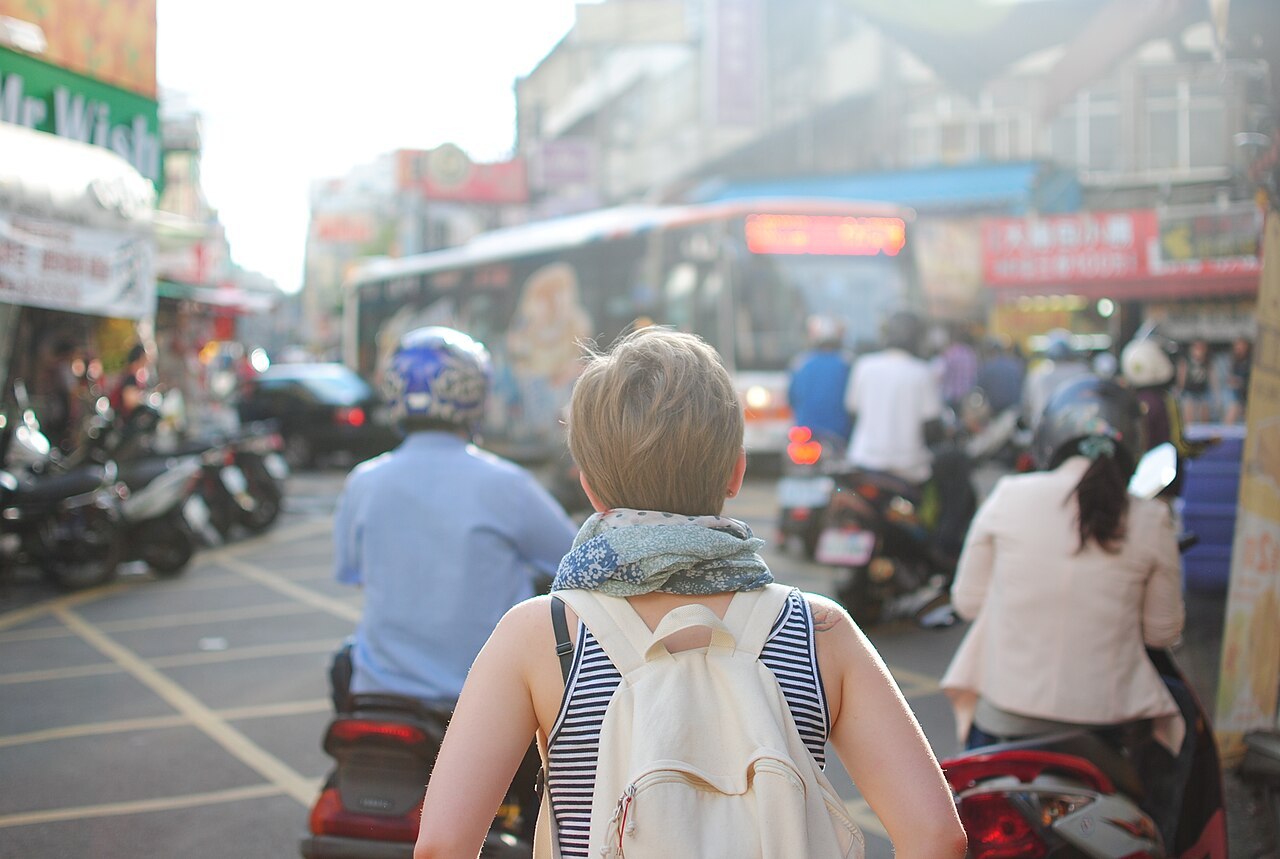 Persona caminando con mochila por una ciudad