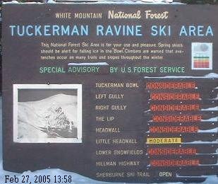 Señal de advertencia de avalancha en una zona montañosa nevada