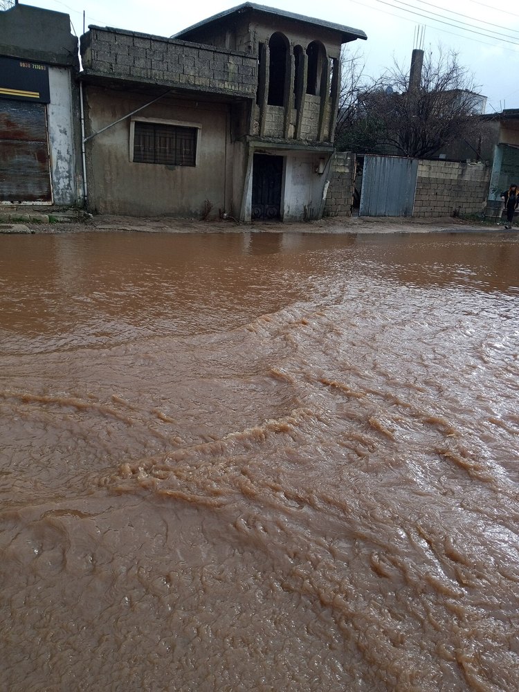 Calle inundada tras lluvias intensas