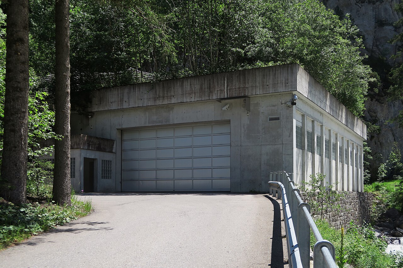 Entrada reforzada de un búnker de defensa civil con puerta de hormigón