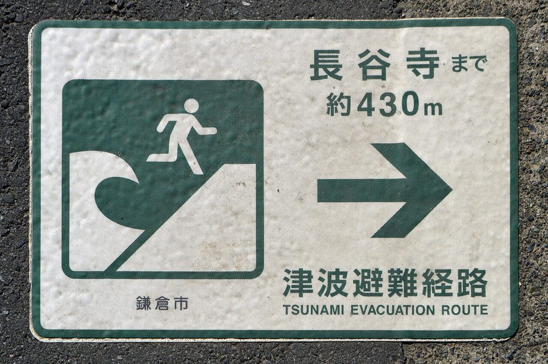 Señal de ruta de evacuación por tsunami