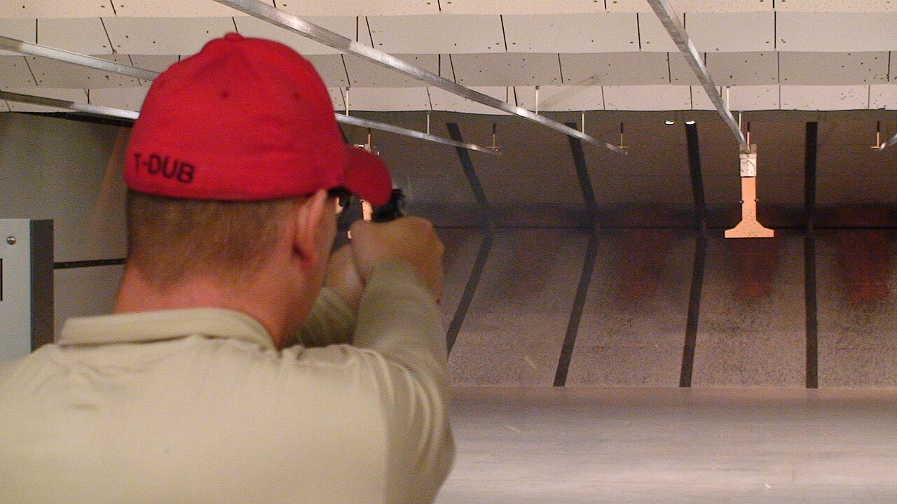 Formación con armas de fuego en una galería de tiro