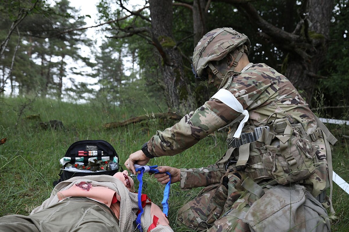 Instructor demuestra la aplicación correcta de un torniquete