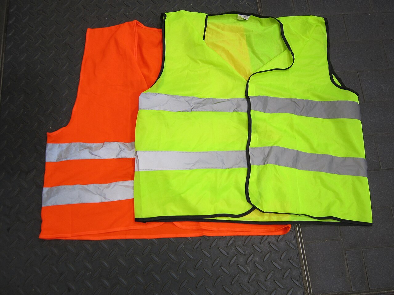 Chalecos reflectantes amarillo y naranja