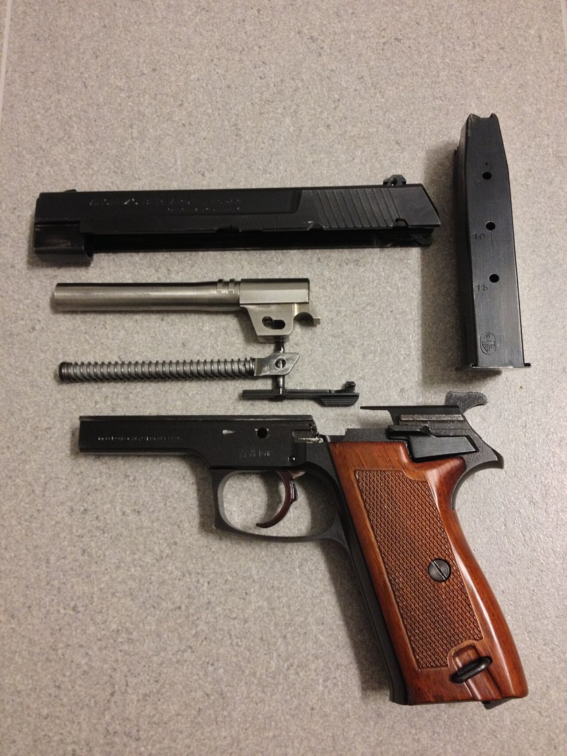 Piezas separadas de una pistola desmontada
