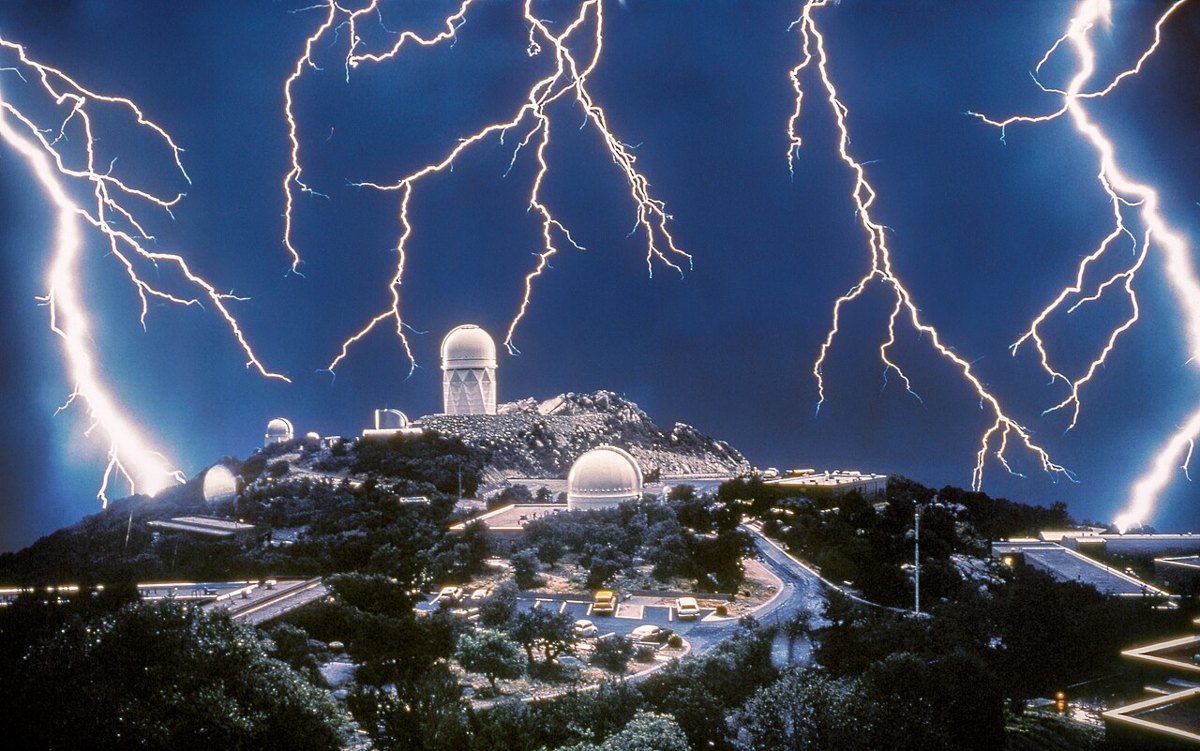 Rayos iluminando el cielo nocturno durante una tormenta