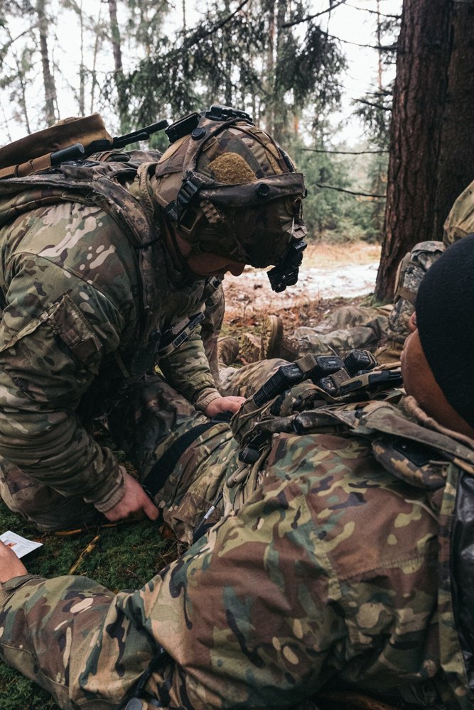 Soldado aplicando un torniquete de combate en el brazo