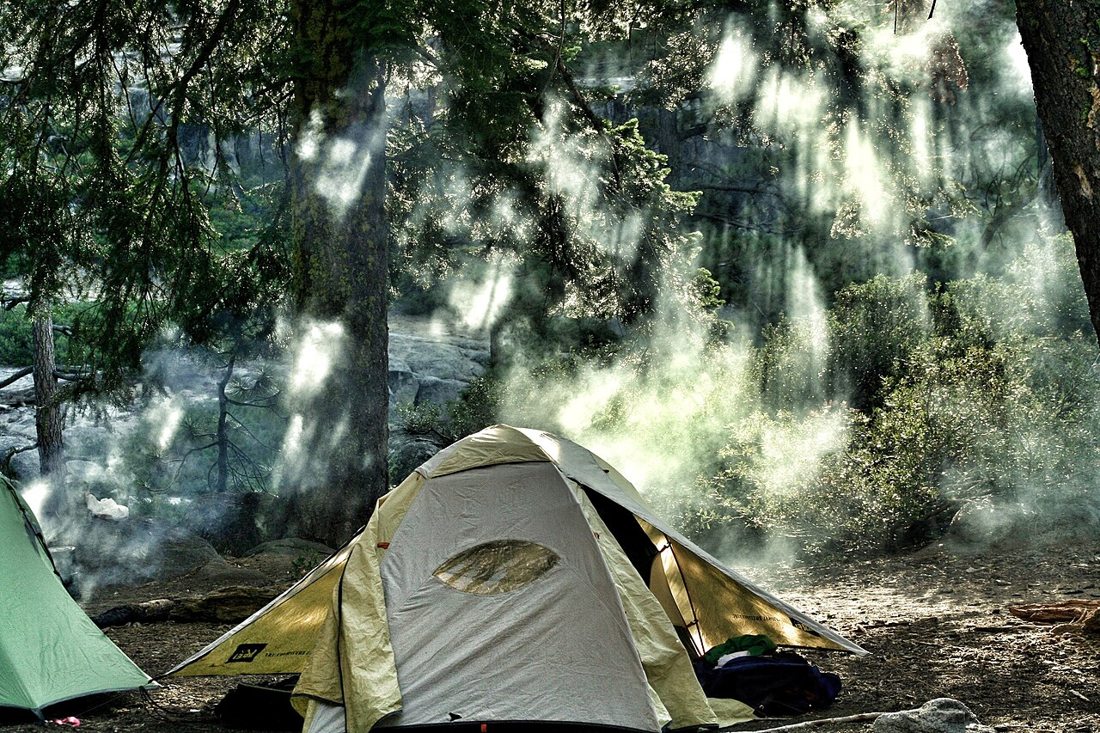Refugio de campaña en el bosque