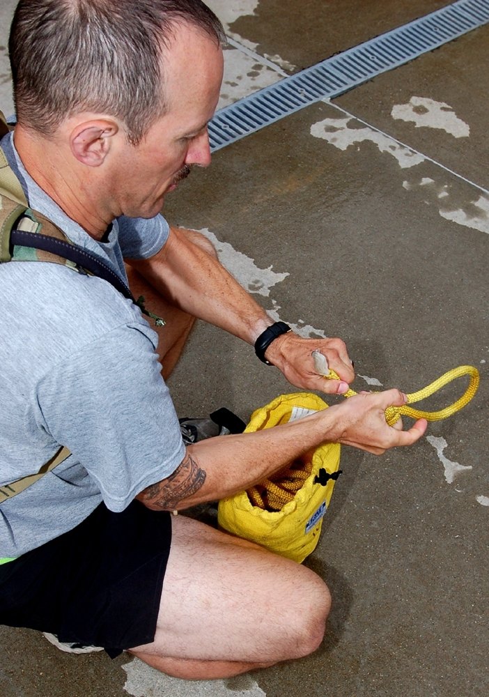 Soldados practican técnicas de rescate acuático tras una inundación