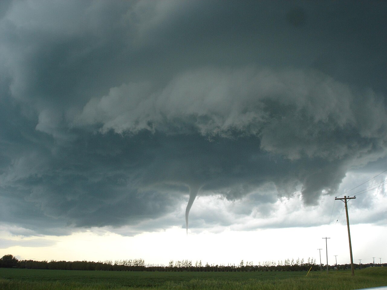 Nube embudo de un tornado F5 en Elie, Manitoba