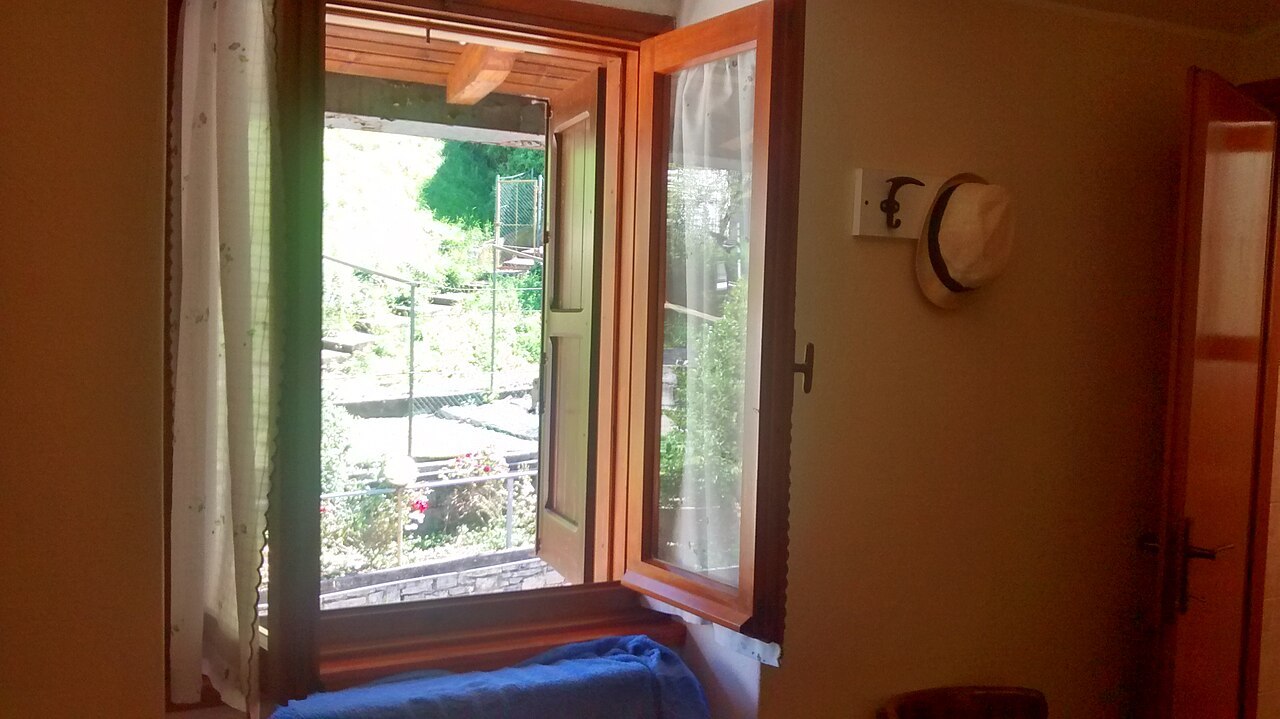 Ventana abierta en una vivienda