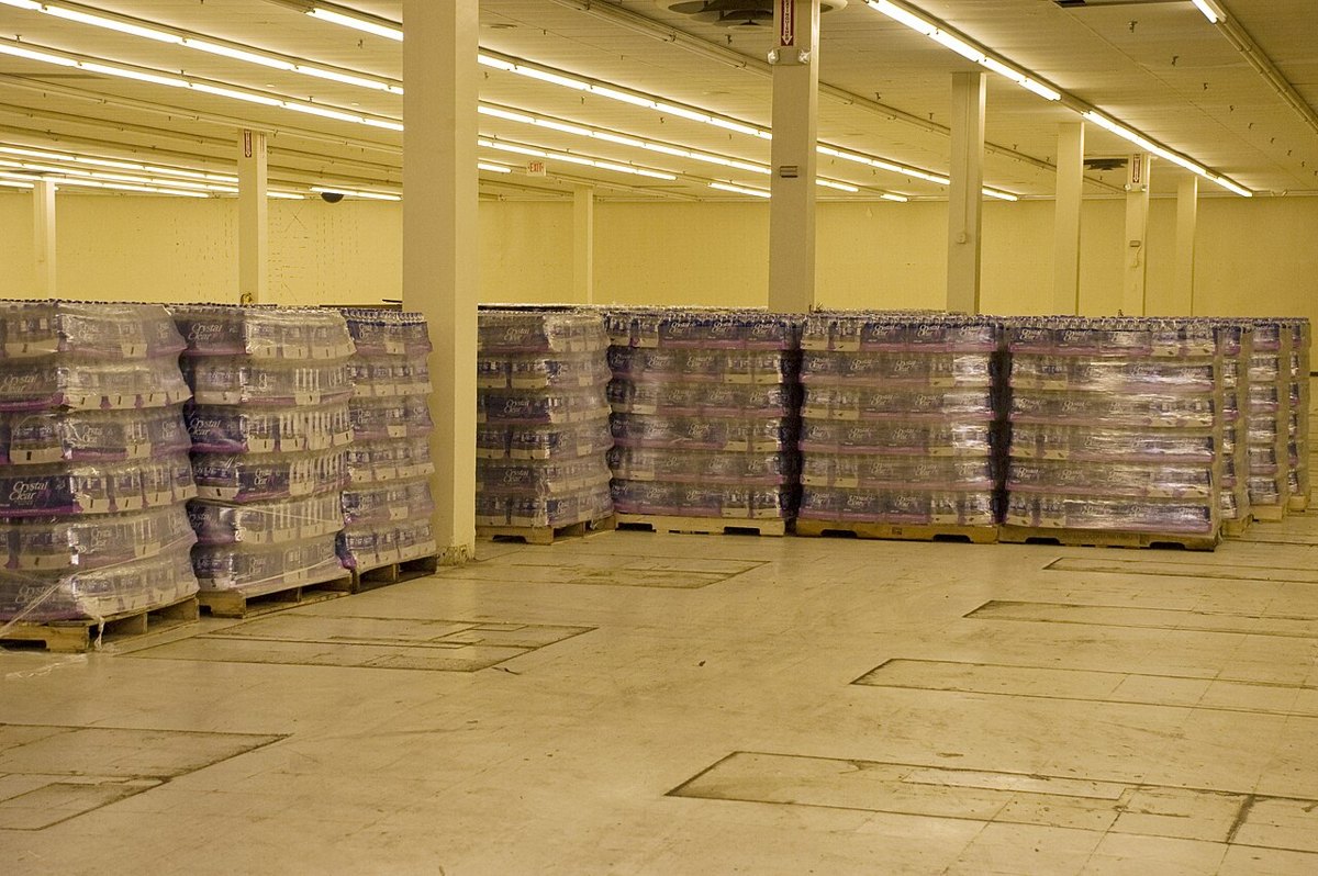 Reservas de agua embotellada almacenadas