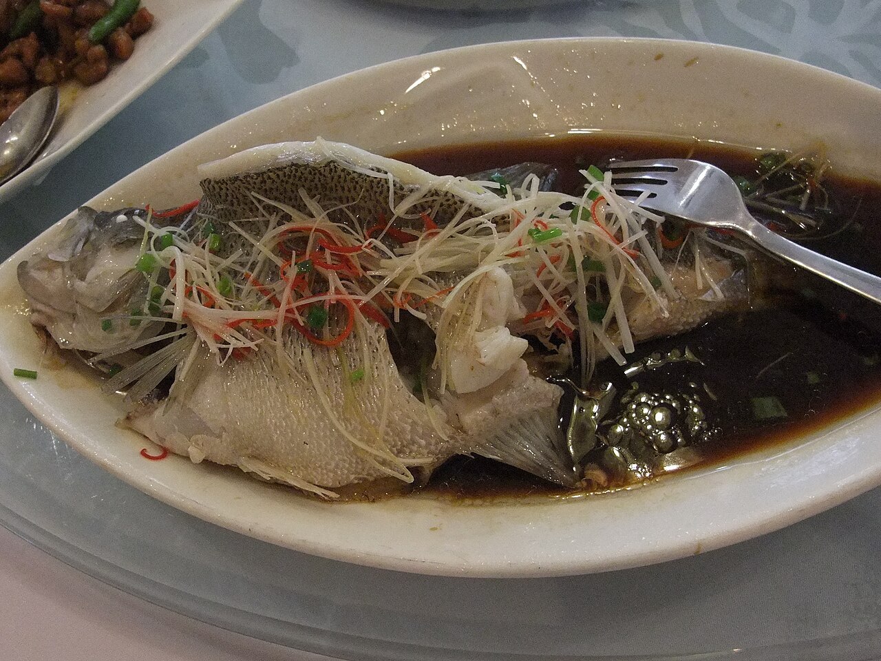 Pescado cocinado en un plato