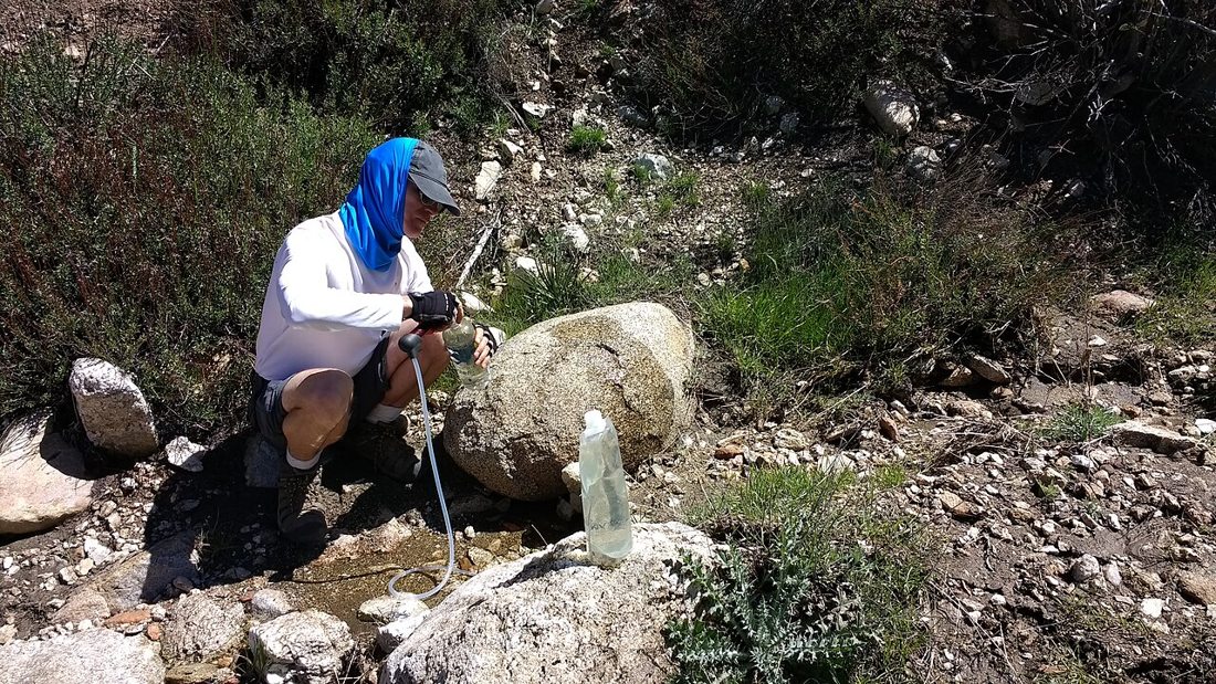 Filtrando agua de un arroyo