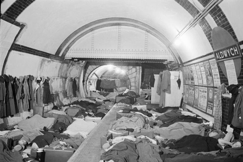 Civiles refugiados en el metro de Londres durante la guerra