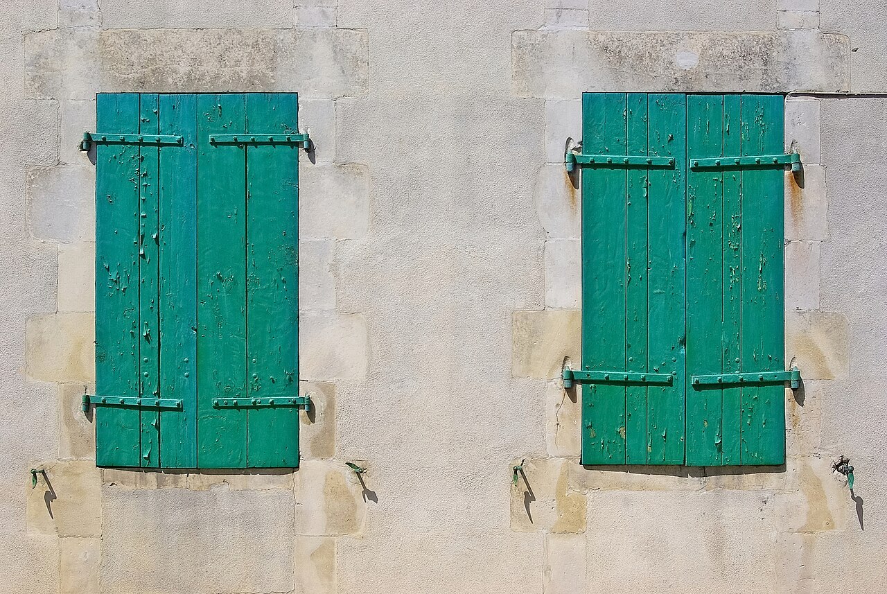 Ventana con contraventanas cerradas