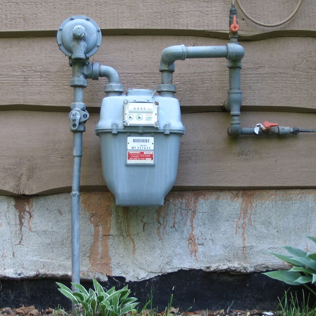 Contador, tuberías y válvulas de una instalación de gas doméstica