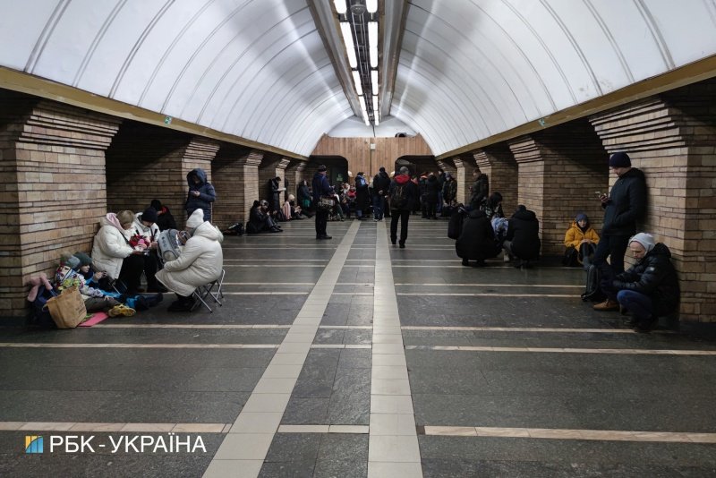 Personas refugiadas en una estación de metro de Kiev durante una alerta aérea