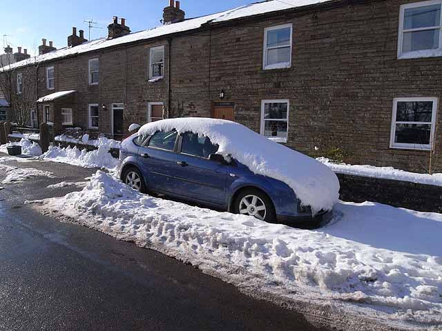 Coche inmovilizado por la nieve en Garrigill