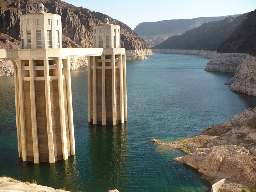 Embalse de la presa Hoover con nivel de agua muy bajo