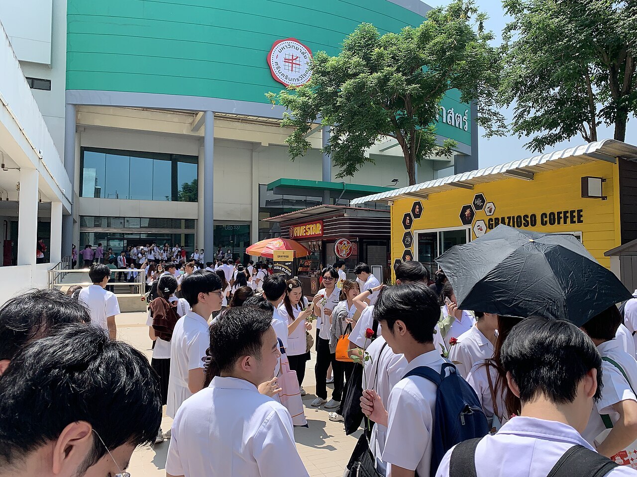 Personas evacuadas al exterior tras un terremoto
