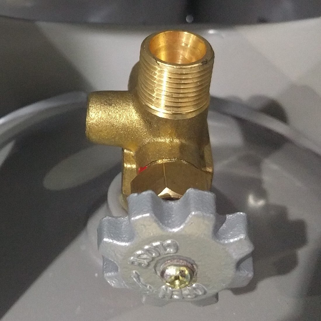 Adaptador y válvula de una bombona de gas