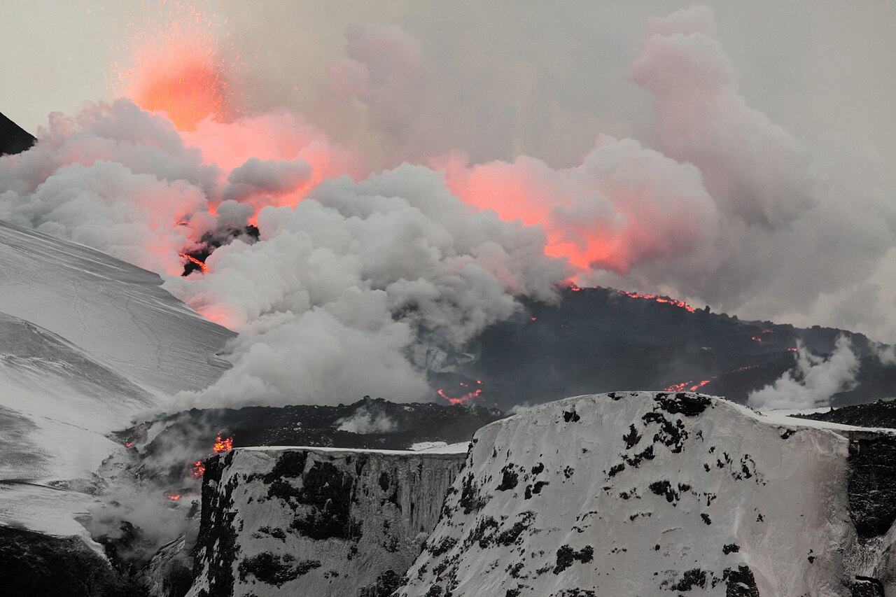 Fisura volcánica en erupción en Fimmvörðuháls, Islandia