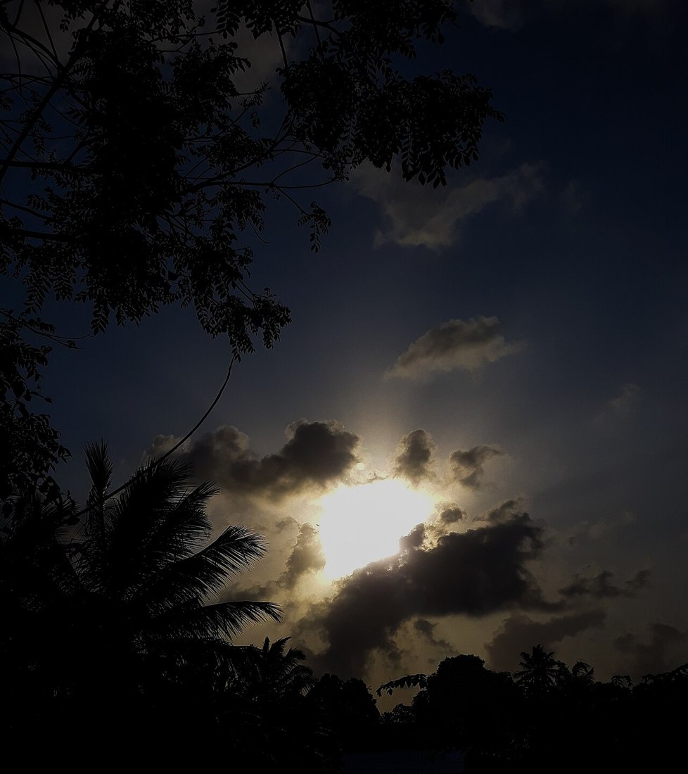 Sol saliendo por el este en Sri Lanka