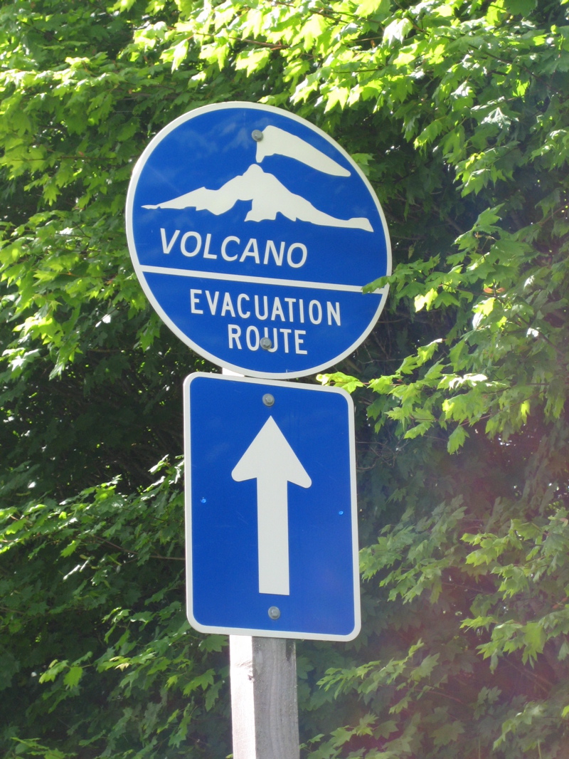 Señal de ruta de evacuación volcánica