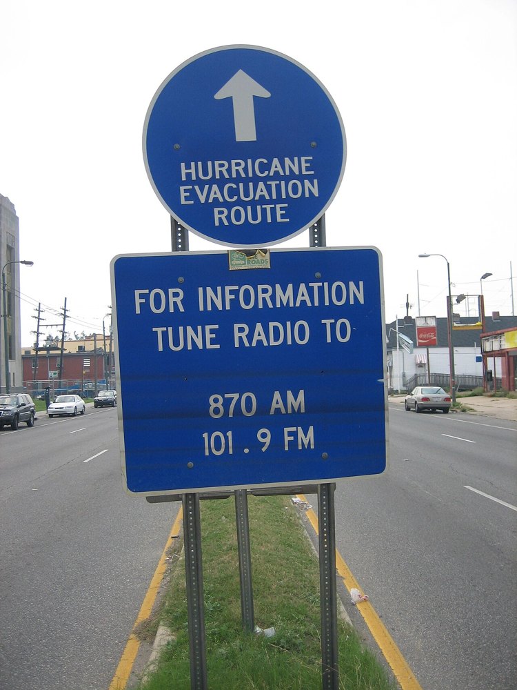 Señal de ruta y zona de evacuación