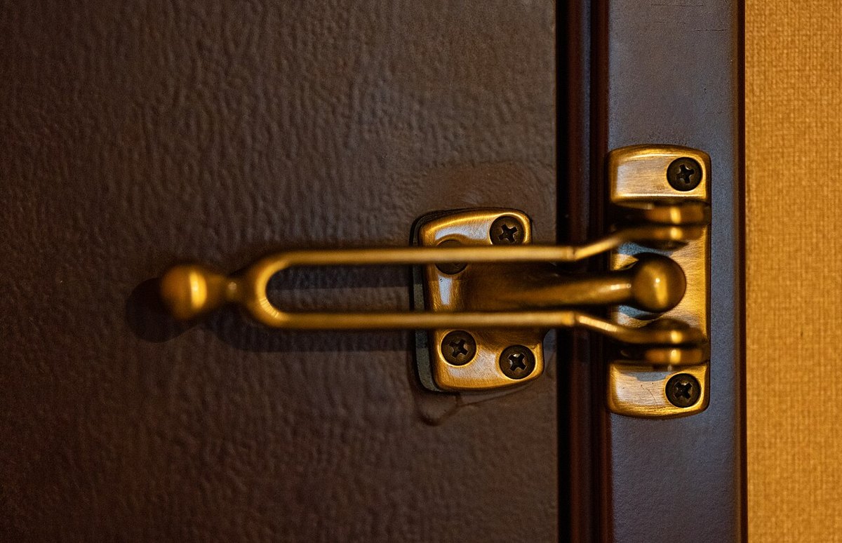 Cerrojo de seguridad instalado en una puerta de entrada