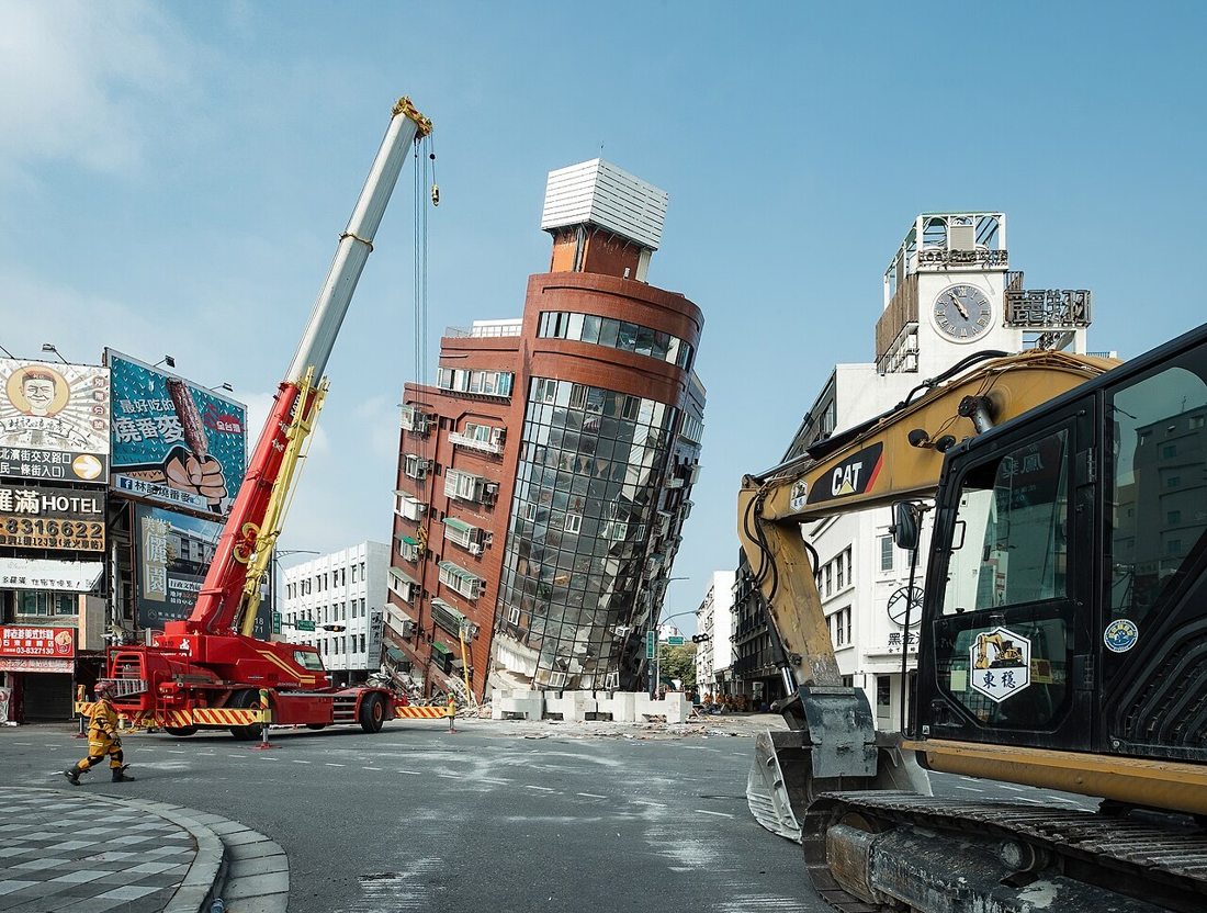 Edificio parcialmente derrumbado tras un terremoto