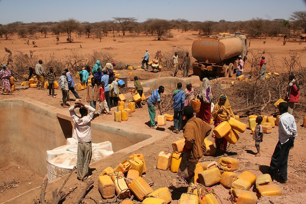 Distribución de agua potable para personas desplazadas