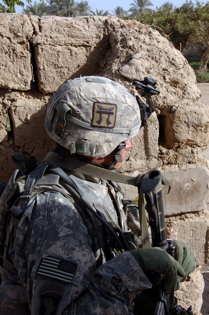 Soldado resguardado tras un muro